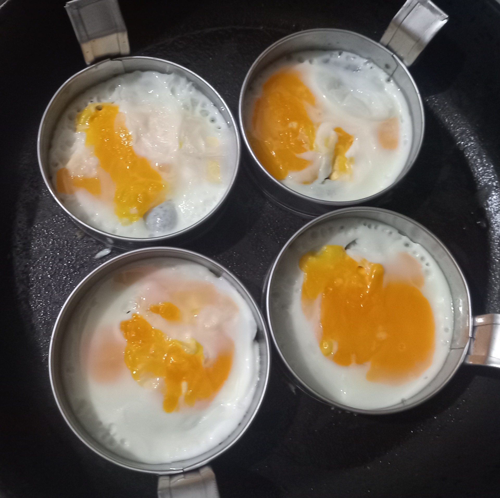 RENUZU Omlet Ve Krep Pişirme Kalıbı 4 Lü En 9cm Derinlik 2,5cm %100 Paslanmaz Krom 304